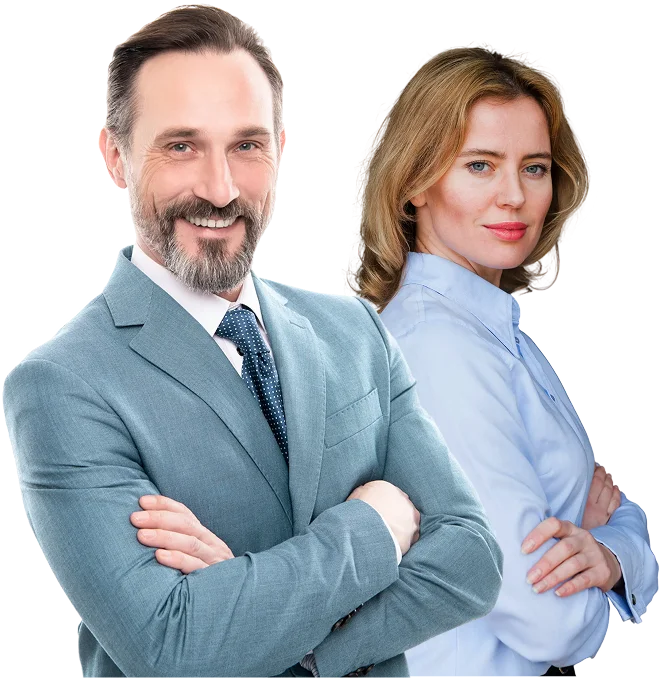 Uśmiechnięty mężczyzna w niebieskim garniturze ze skrzyżowanymi rękami na białym tle. Emanuje pewnością siebie i profesjonalizmem, tworząc przyjazną i przystępną atmosferę