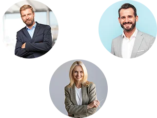 Uśmiechnięty mężczyzna z brodą w jasnoszarym garniturze i białej koszuli na jasnoniebieskim tle. Ton jest profesjonalny i przystępny